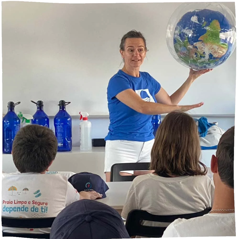 Ação de sustentabilidade, com a limpeza de praias em Portugal