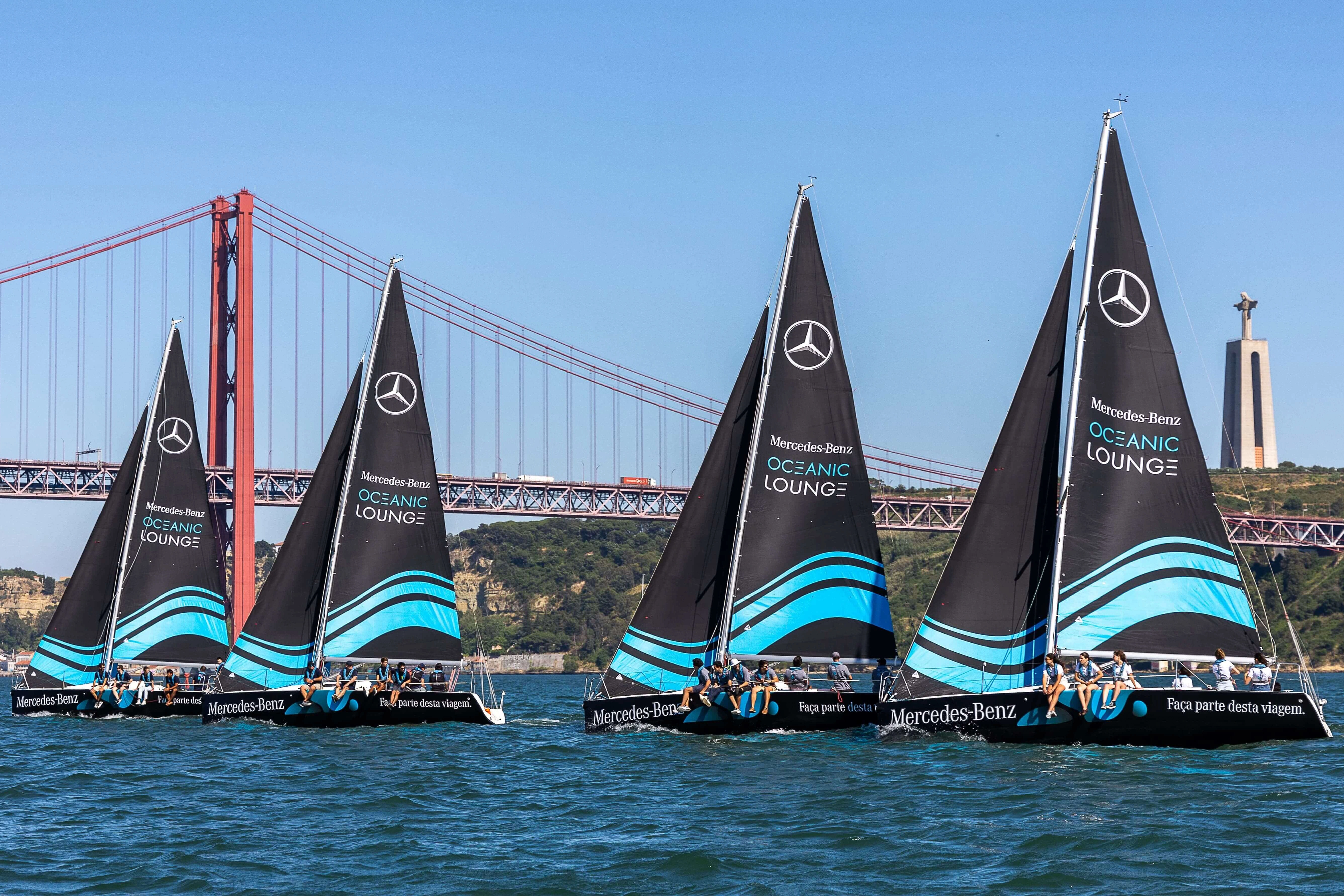 Crianças a aprender a velejar, a bordo de um barco à vela no rio Tejo, em Lisboa